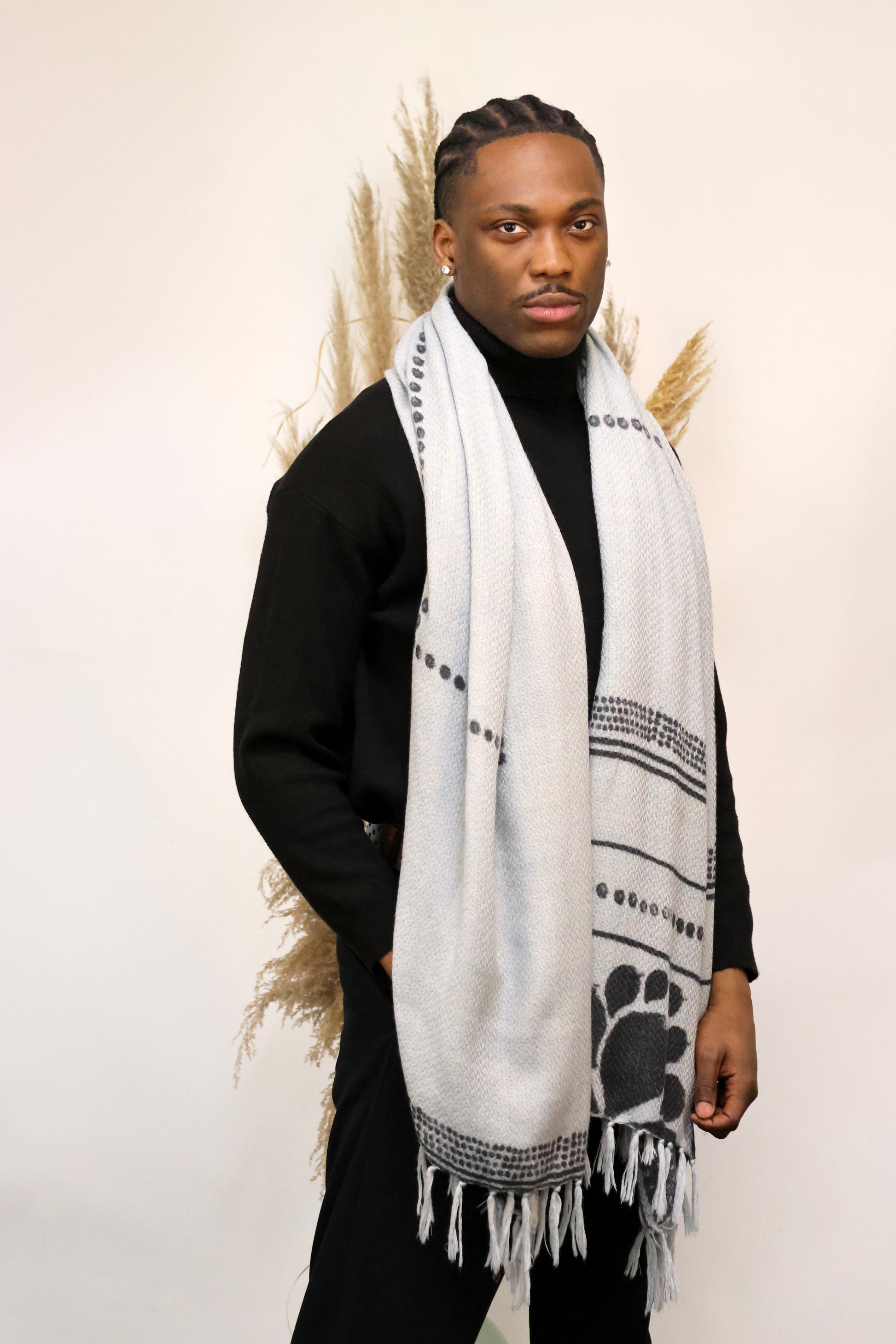 Un homme qui porte un foulard Monsieur Charli