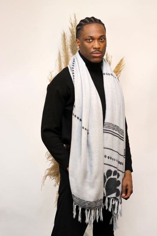 Un homme qui porte un foulard Monsieur Charli