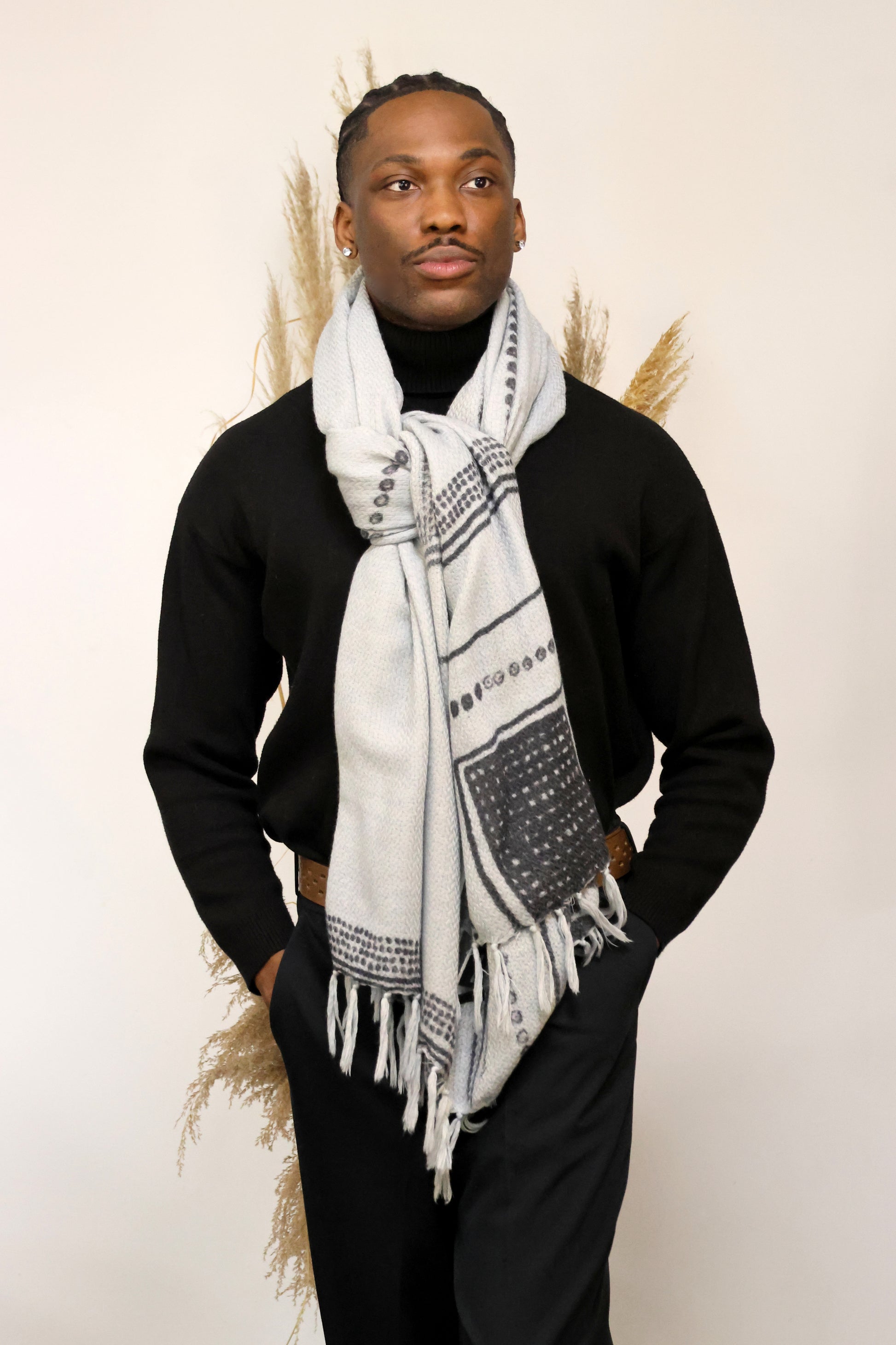 Un homme qui porte un foulard Monsieur Charli