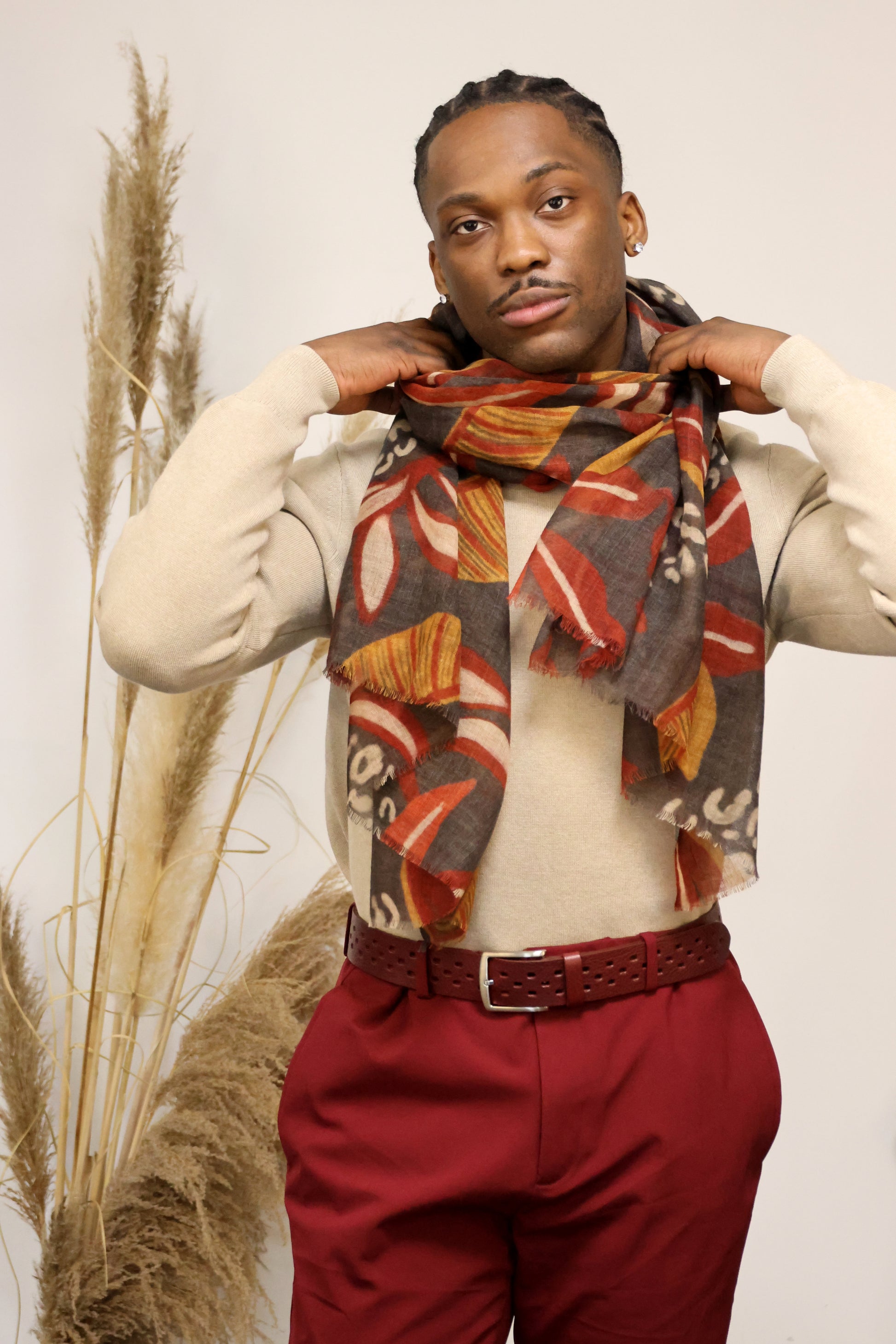 UN HOMME UI PORTE UN FOULARD MONSIEUR CHARLI 