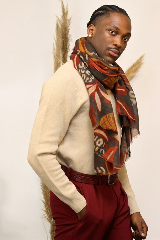 UN HOMME UI PORTE UN FOULARD MONSIEUR CHARLI 