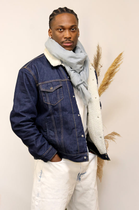 Un homme qui porte un foulard gris de Monsieur Charli
