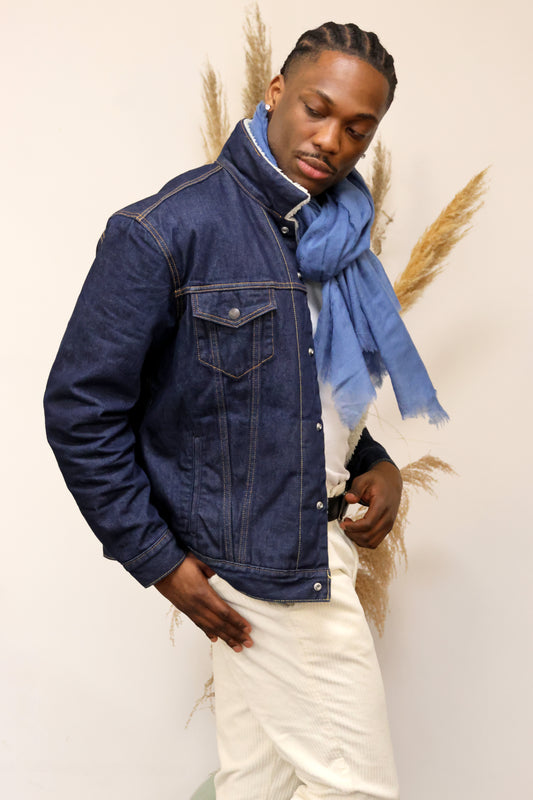 Un homme qui porte un foulard bleu de Monsieur Charli