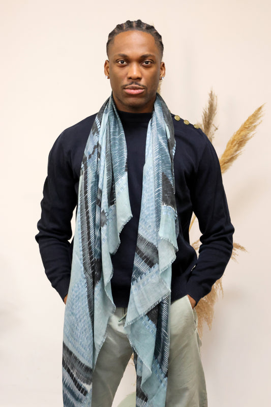 un homme qui porte un foulard bleu de Monsieur charli 