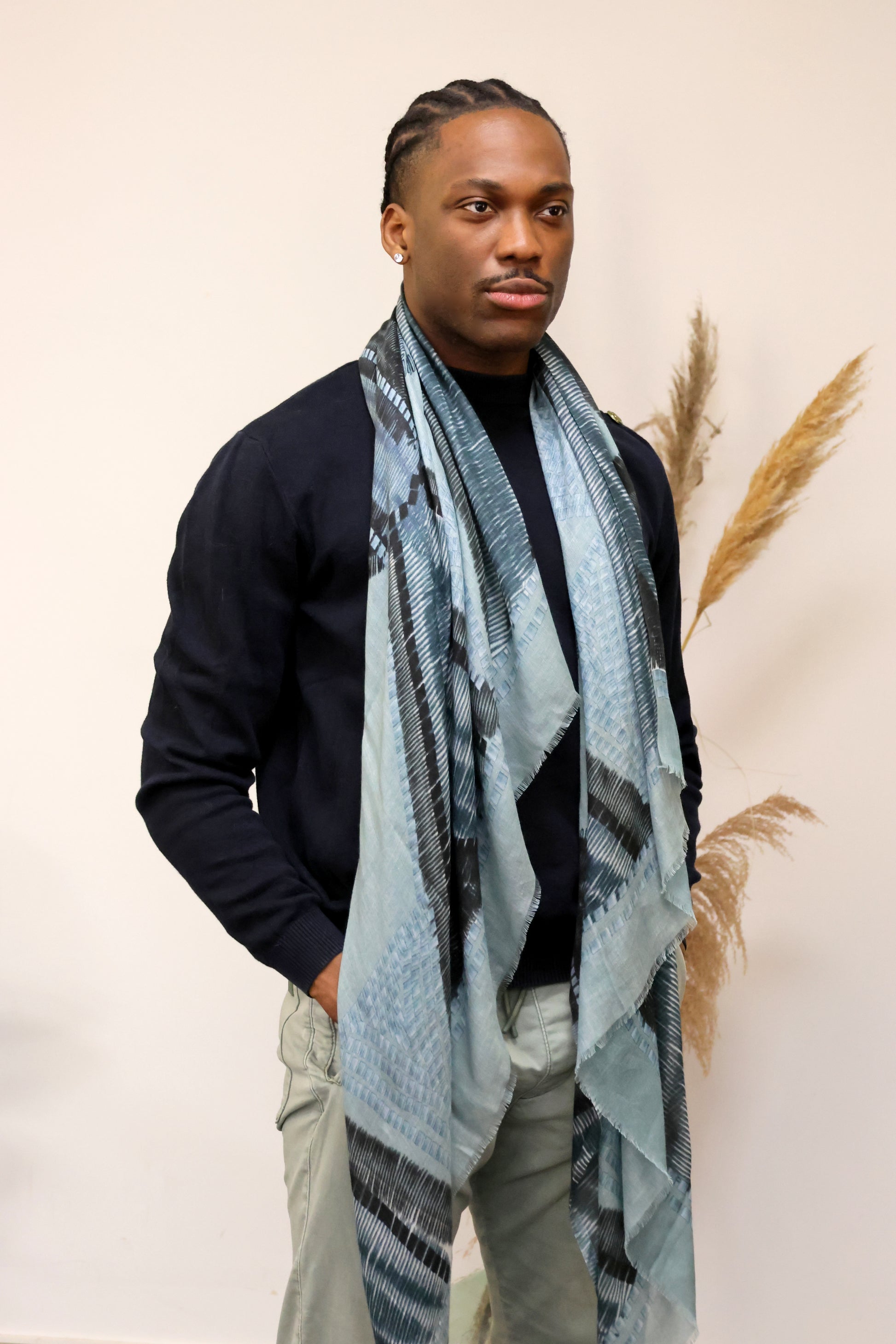 un homme qui porte un foulard bleu de Monsieur charli 