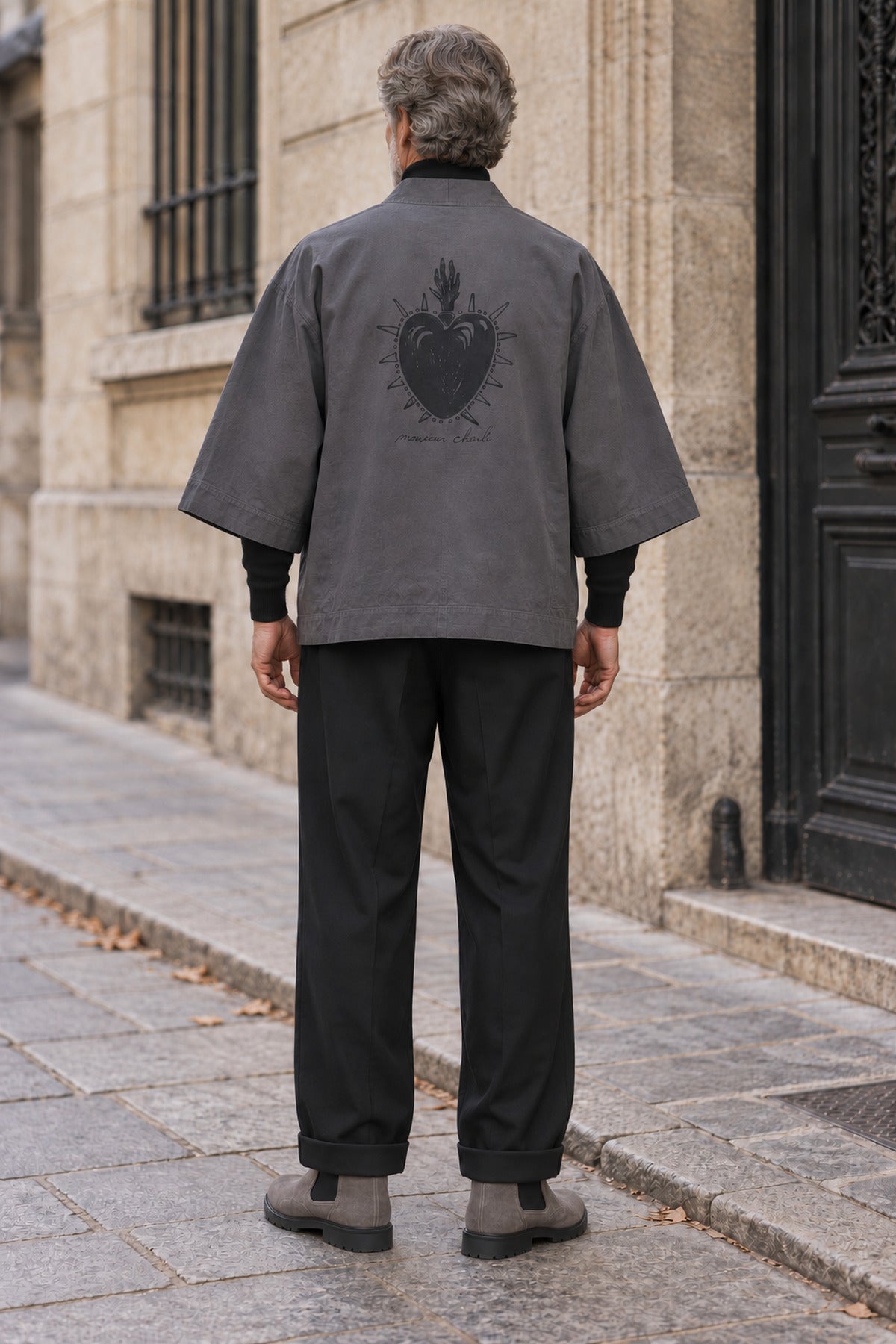 Un homme de dos qui porte la veste kimono Kim Ardoise 