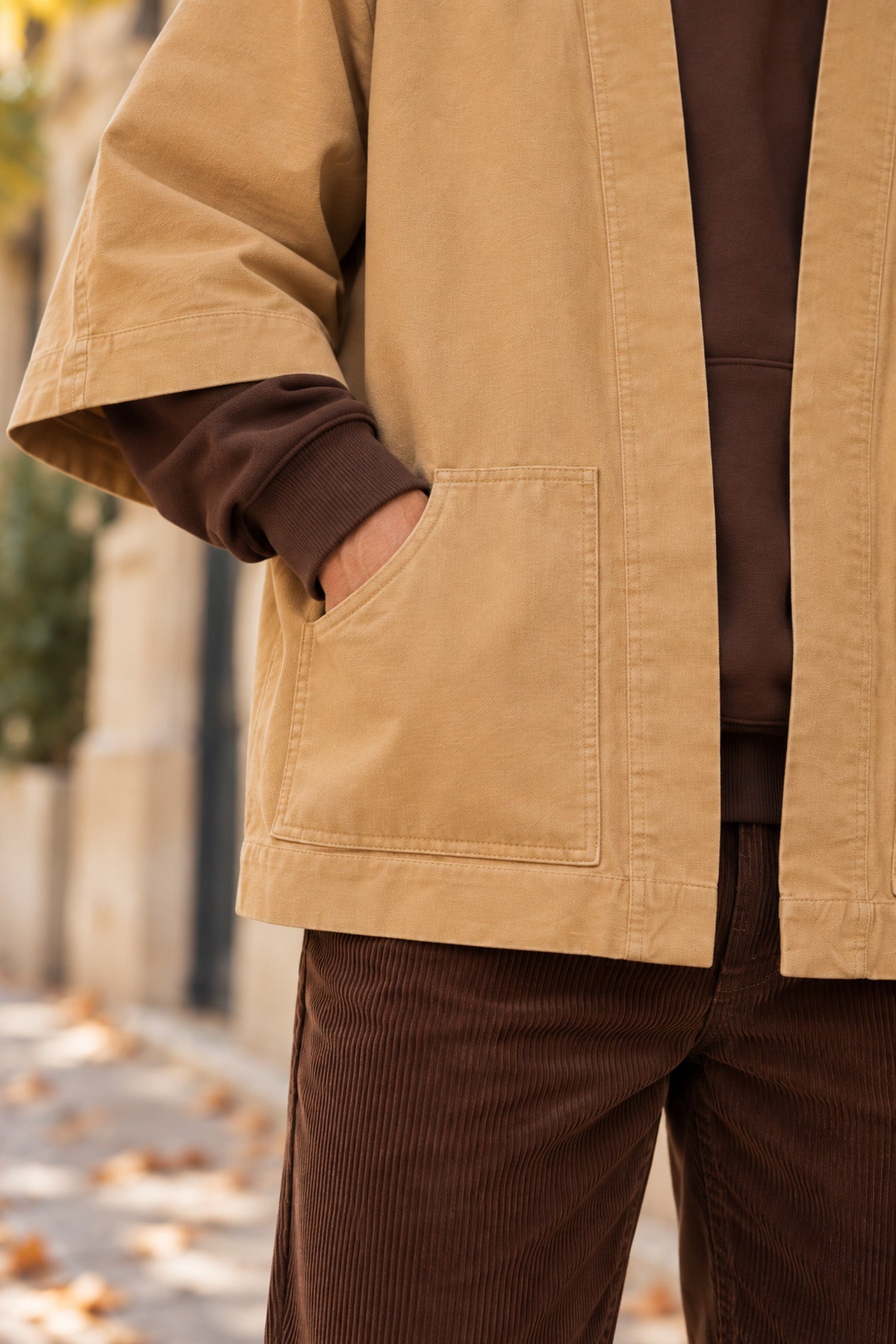 Détail de la poche plate de la veste kimono camel de Monsieur Charli 