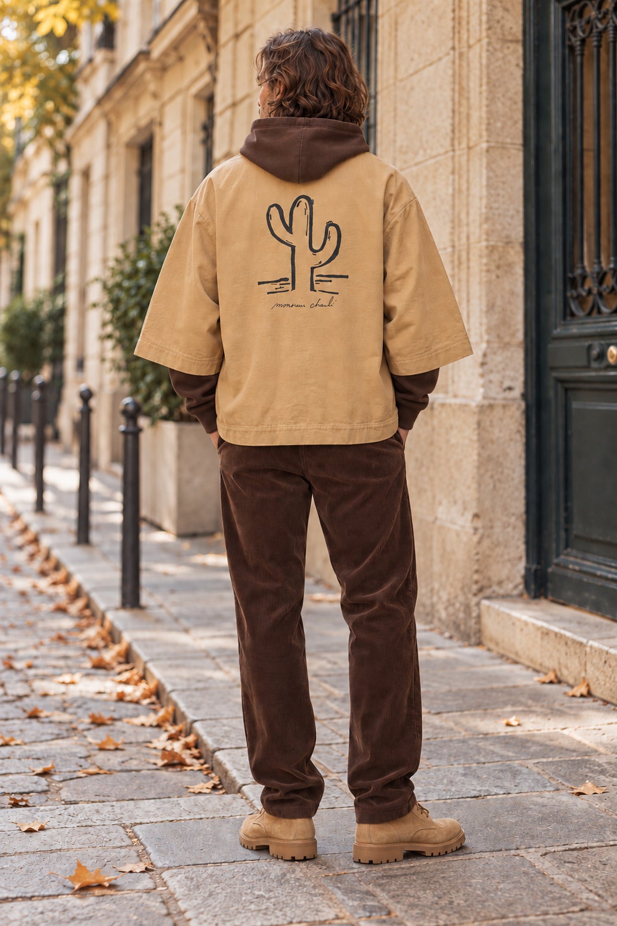 Un homme de dos qui porte la veste de kimono Kim camel