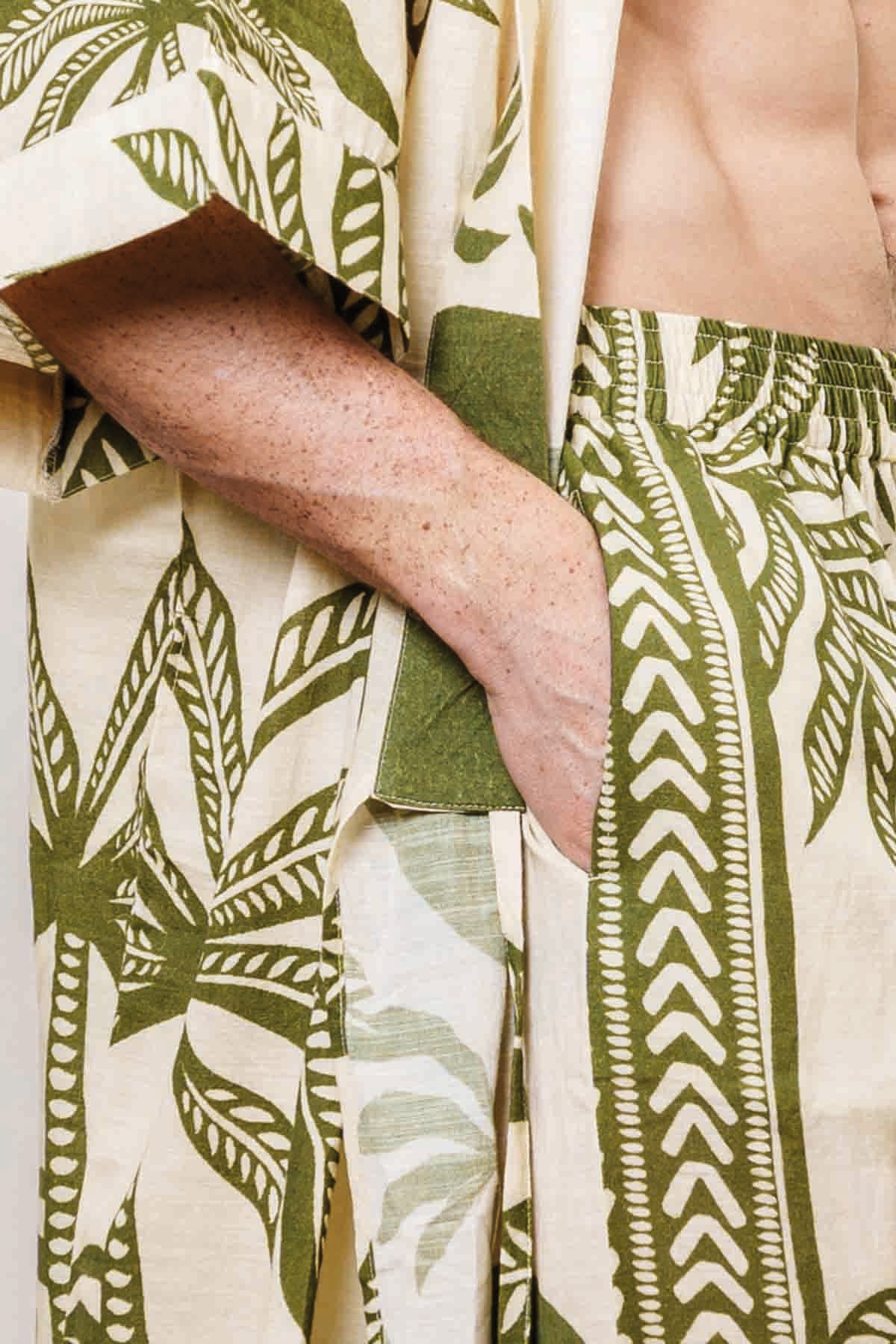 un homme qui porte le kimono seraphin 