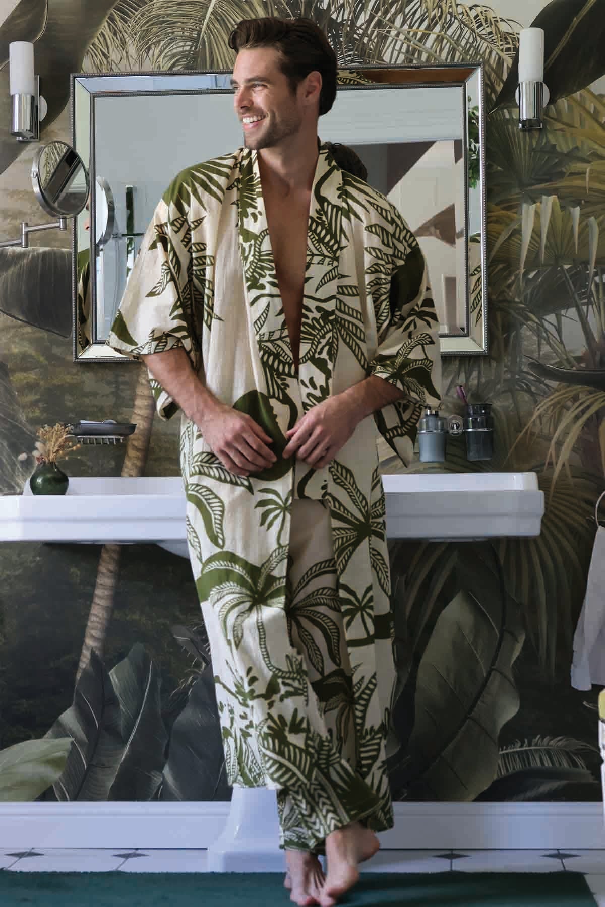 un homme qui porte le kimono seraphin 