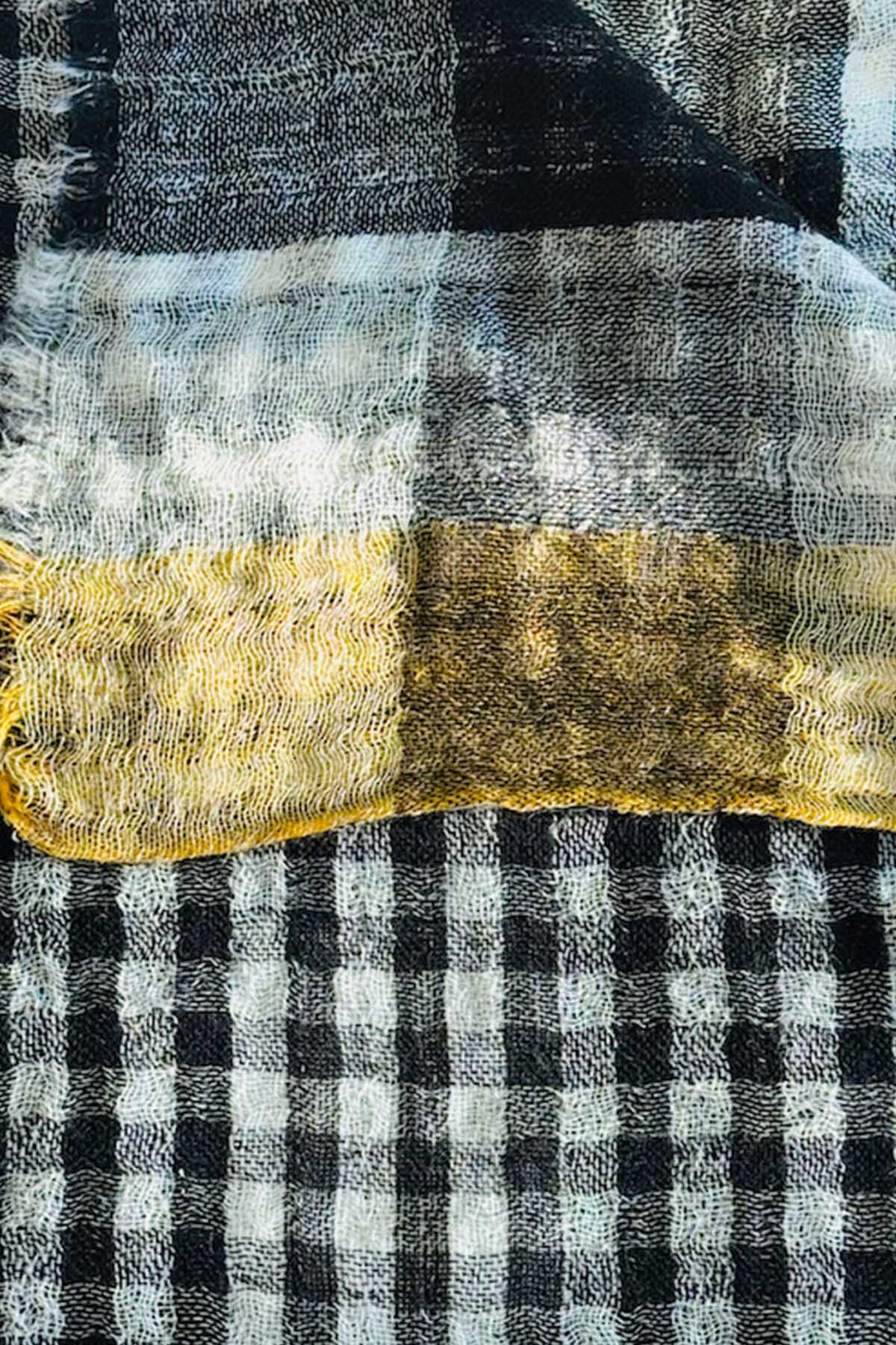 Détail de l'écharpe écossaise tissage double face - Lévy noir et jaune de Monsieur Charli