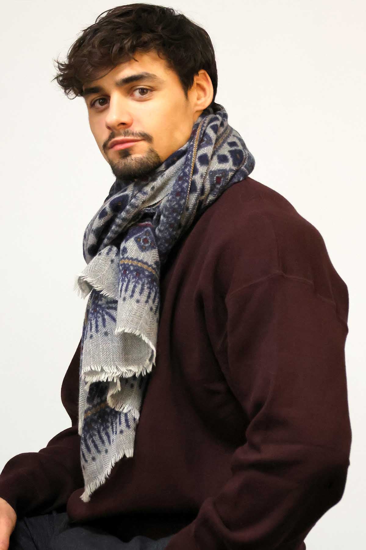 un homme qui porte un foulard monsieur charli