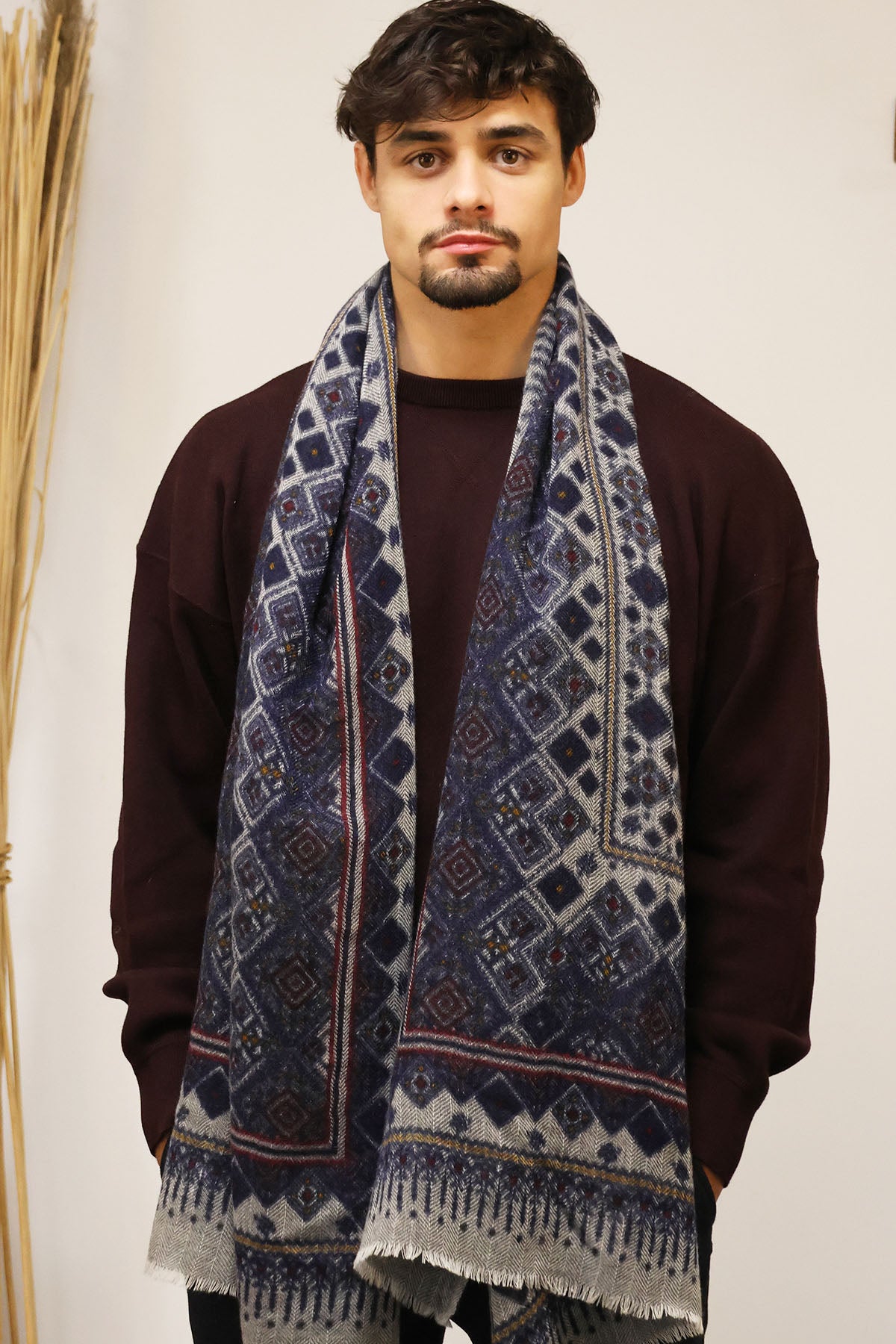 un homme avec un foulard en laine