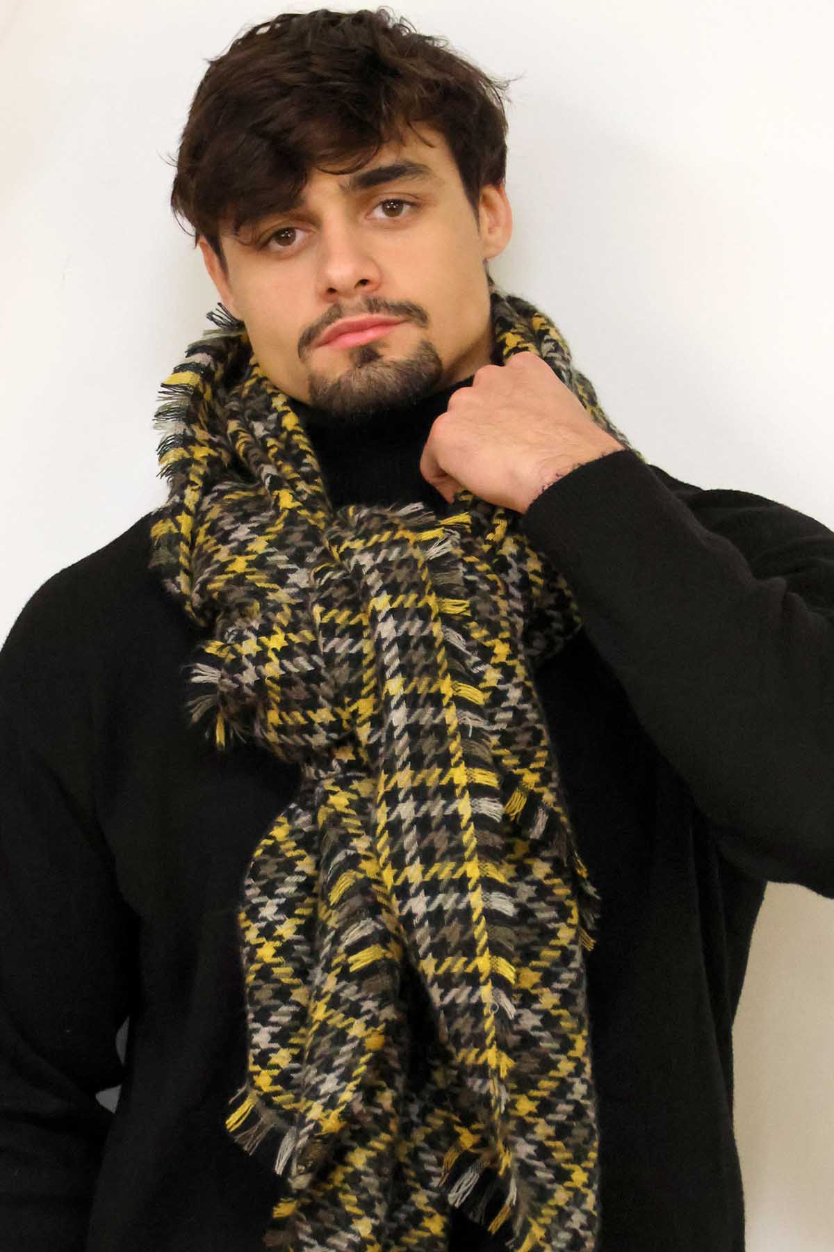 Écharpe homme NICO Noir et Jaune pied-de-poule portée sur pull noir – Monsieur Charli
