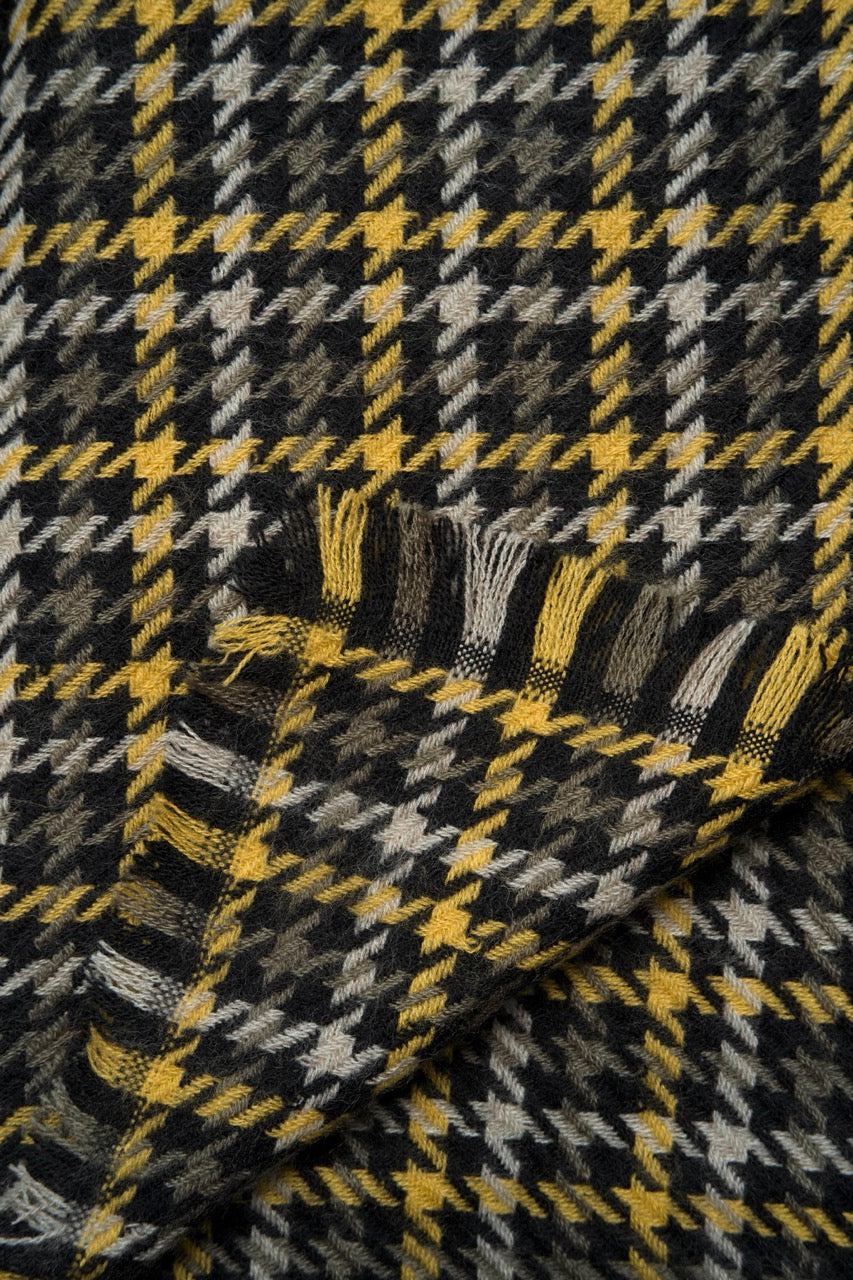 Détail écharpe NICO motif pied-de-poule tissé noir jaune et gris