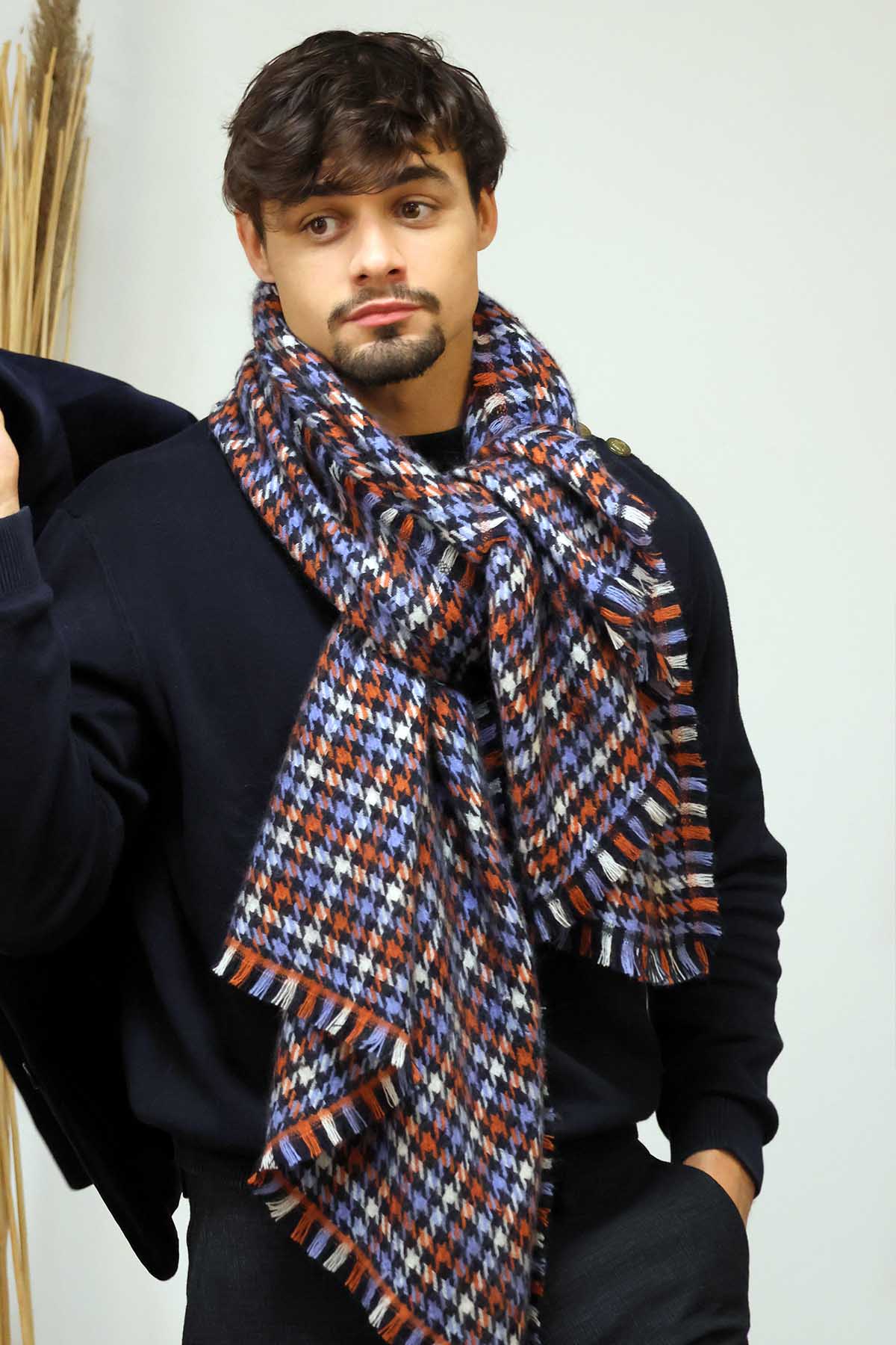 Écharpe homme pied-de-poule NICO Bleu et Rouge portée sur pull marine – Monsieur Charli