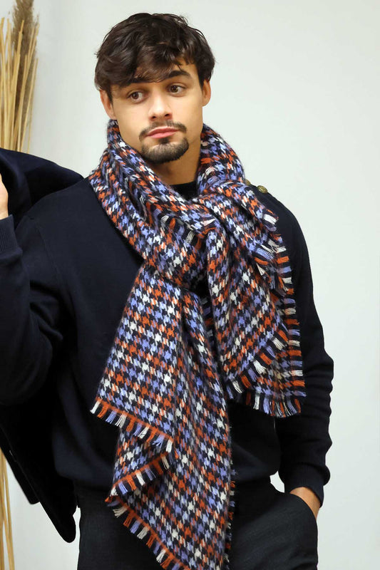 Écharpe homme pied-de-poule NICO Bleu et Rouge portée sur pull marine – Monsieur Charli