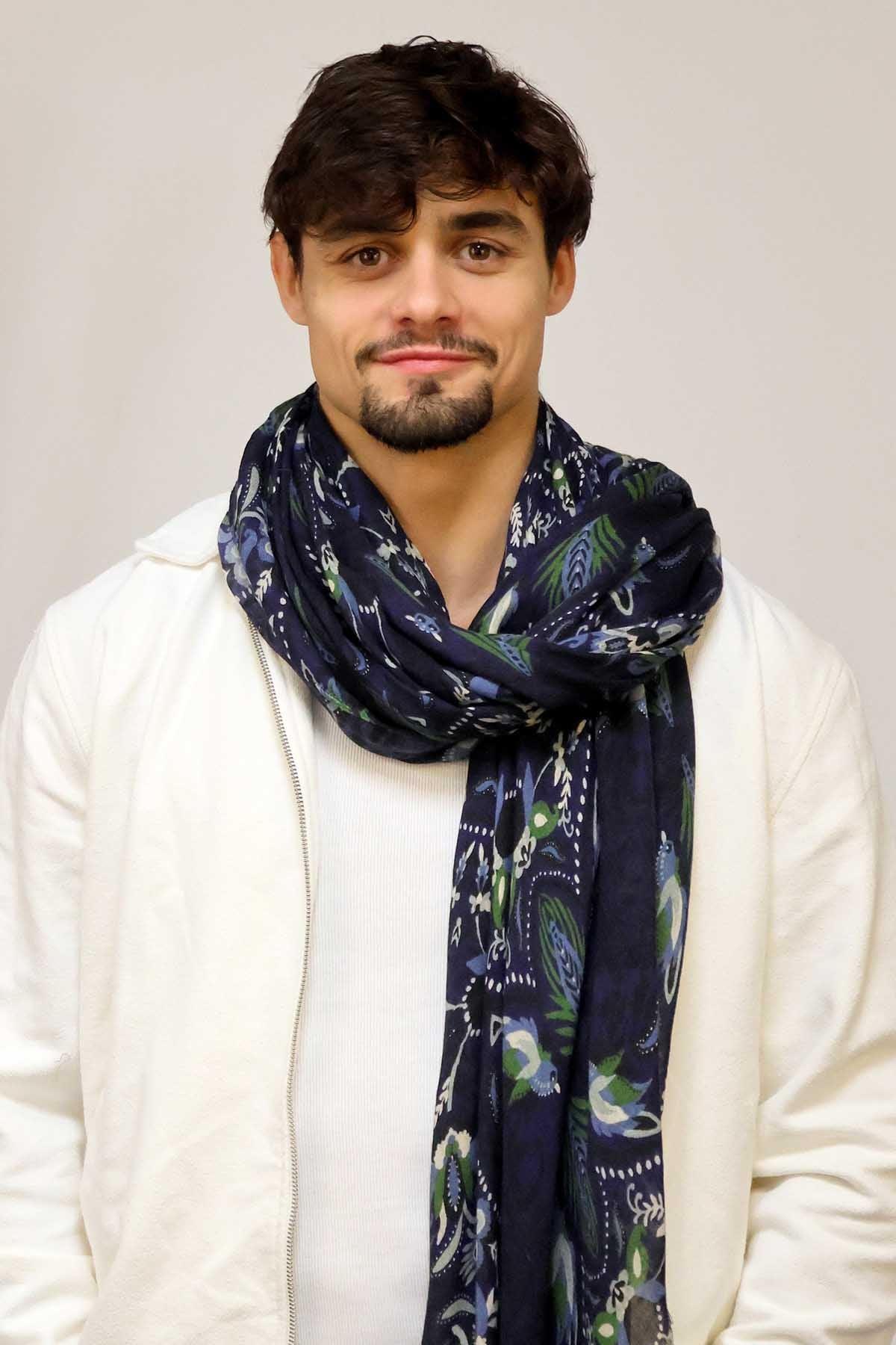 un homme qui porte un foulard 