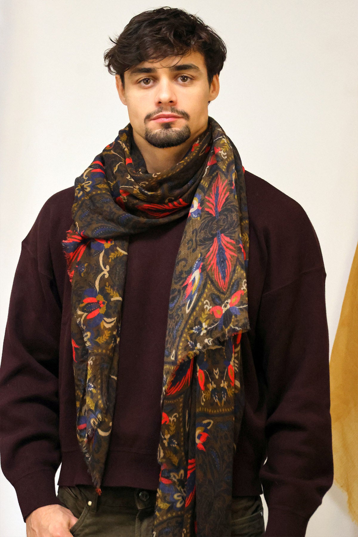 un homme qui porte un foulard monsieur charli