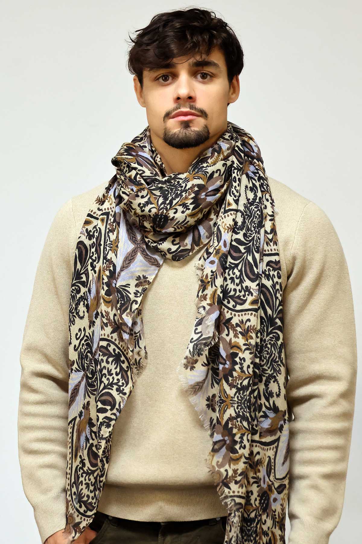 un homme qui porte un foulard