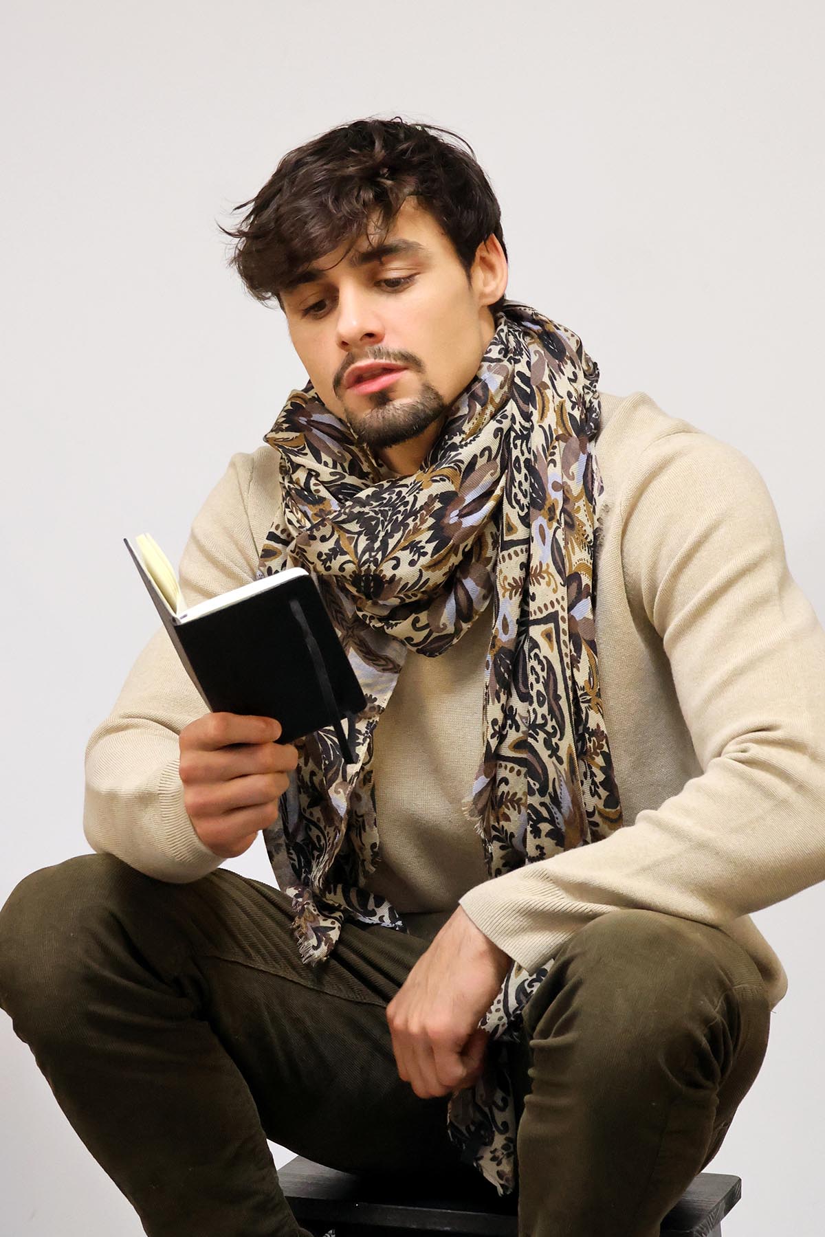 un homme qui porte un foulard imprimé