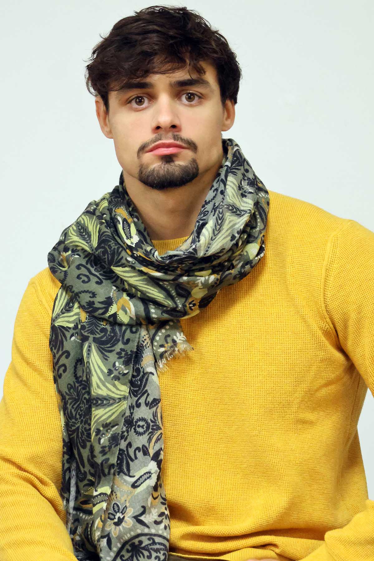 un homme qui porte un foualrd monsieur charli