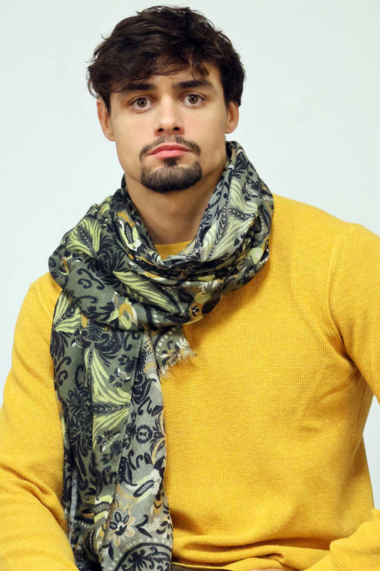 un homme qui porte un foualrd monsieur charli