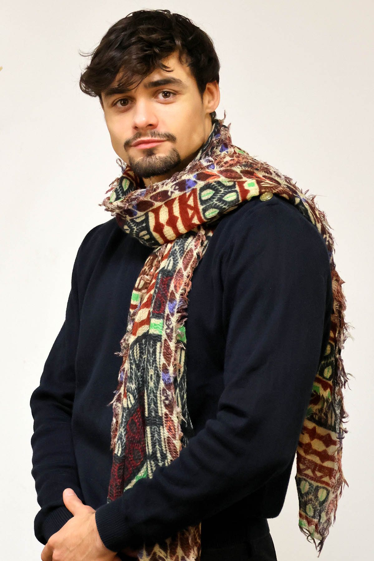 un homme qui porte un foulard pour homme
