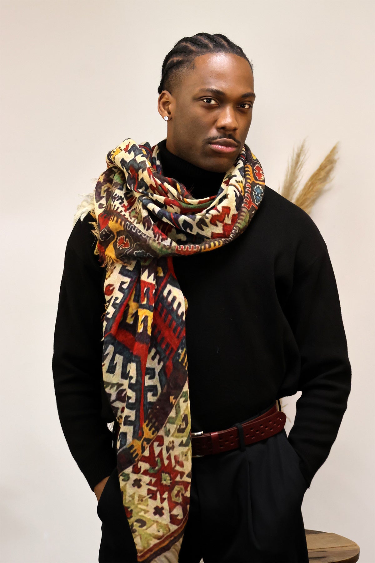 Un homme qui porte un foulard imprimé de Monsieur Charli
