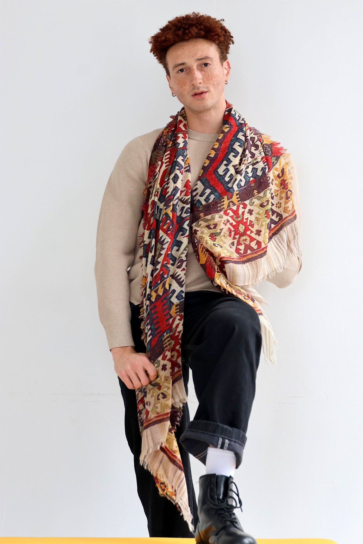 Un homme qui porte un foulard imprimé de Monsieur Charli
