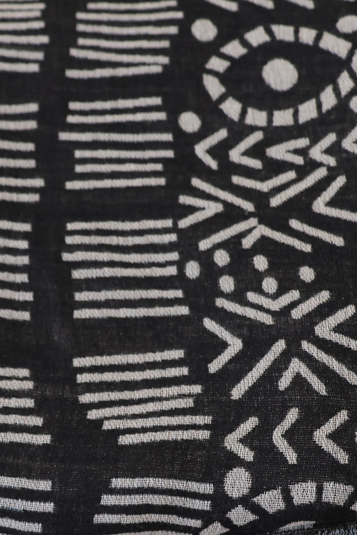 Détail de l'écharpe jacquard Petrus noir et gris 