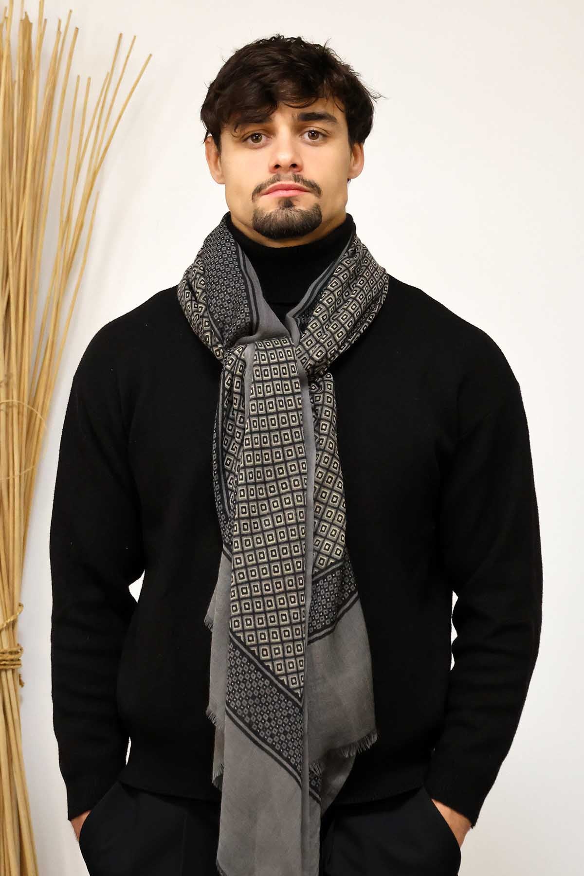 Le foulard pieric en gris 