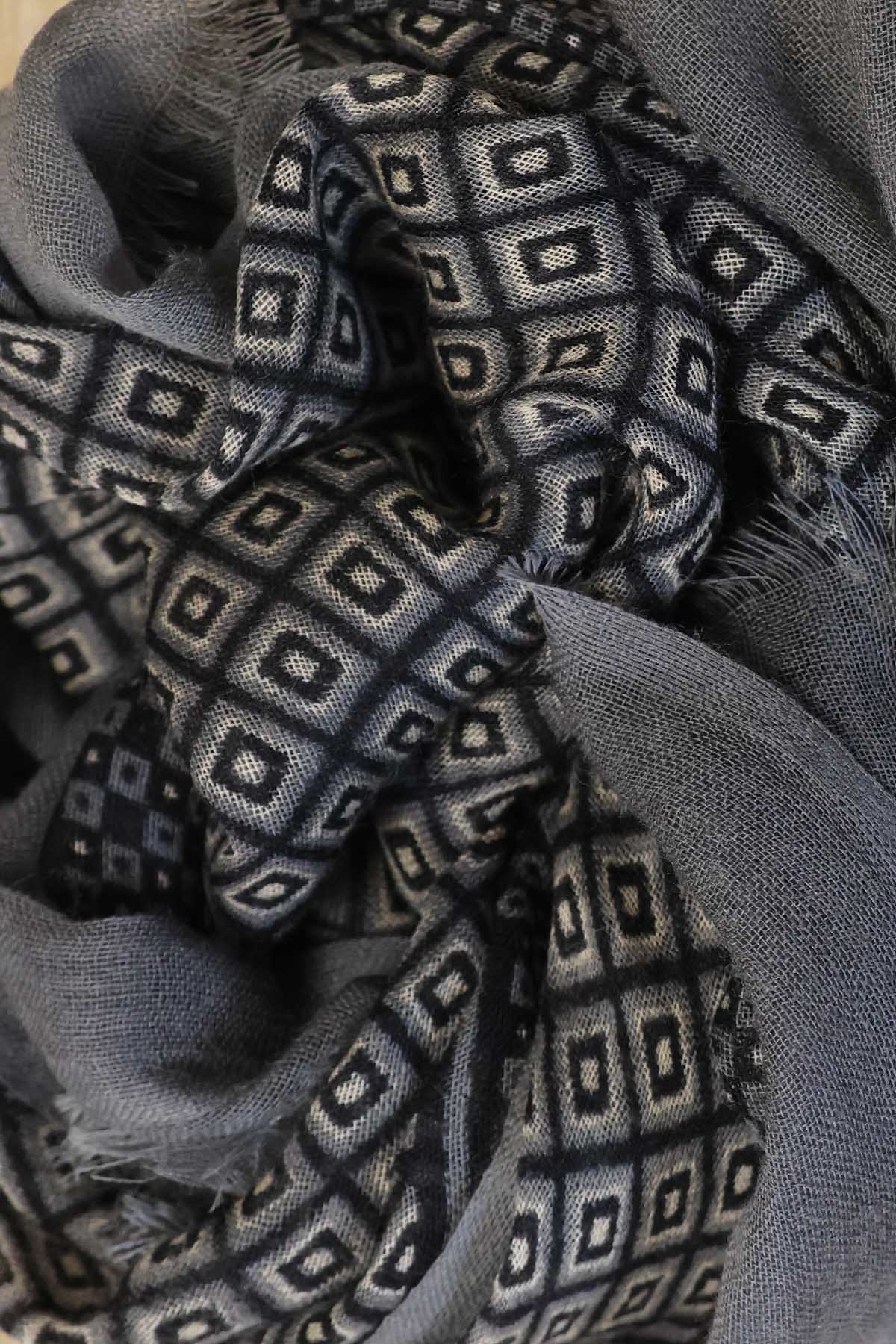 zoom du pieric gris