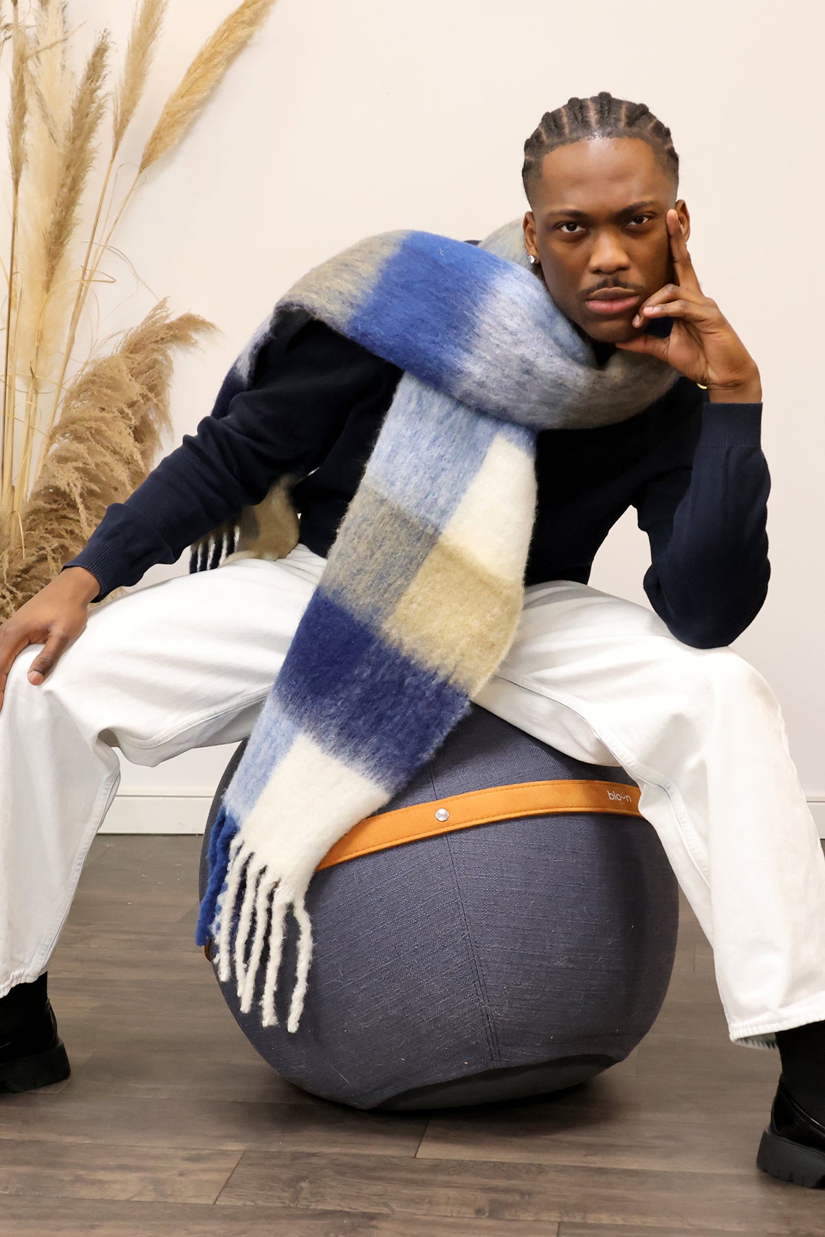 Un homme qui porte une écharpe signée Monsieur Charli