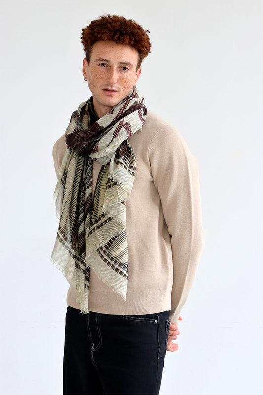 Un homme qui porte un foulard imprimé de Monsieur Charli