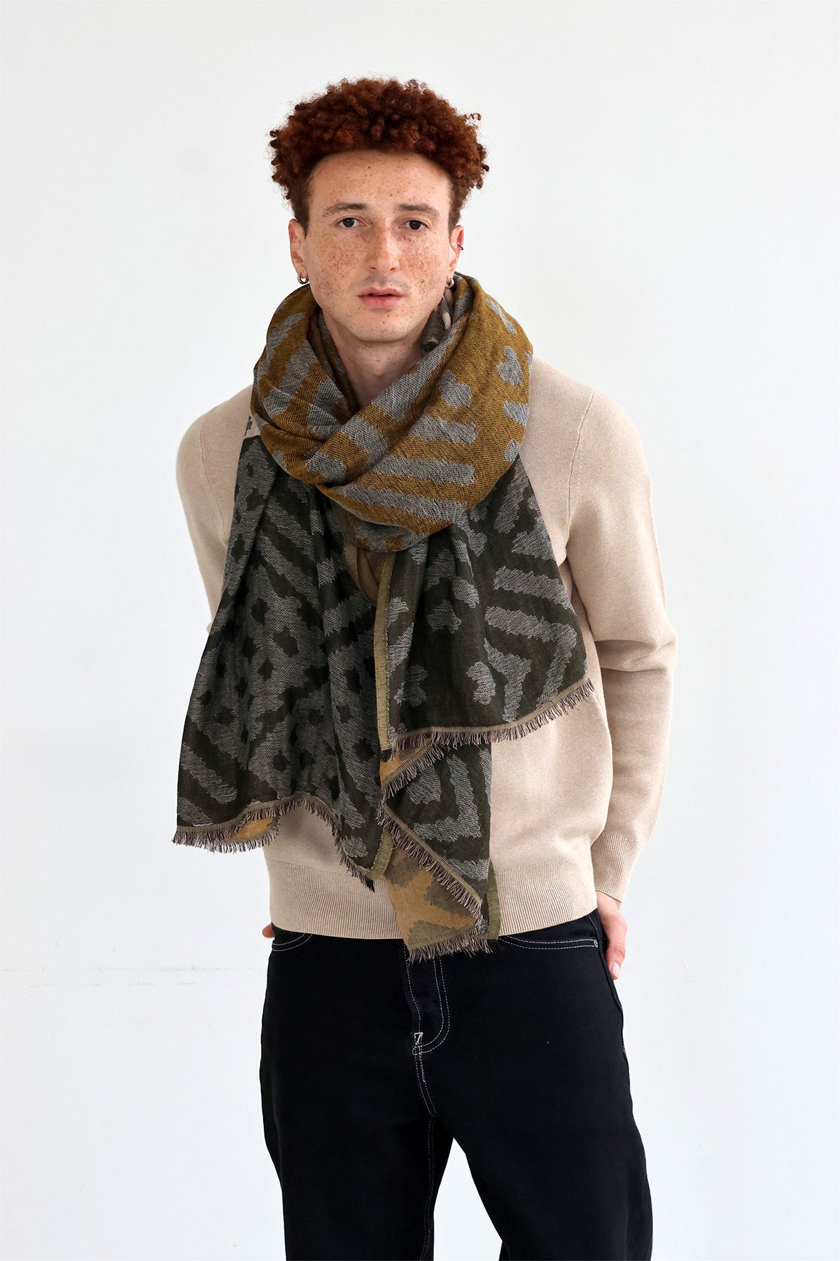 Un homme qui porte une écharpe Monsieur Charli