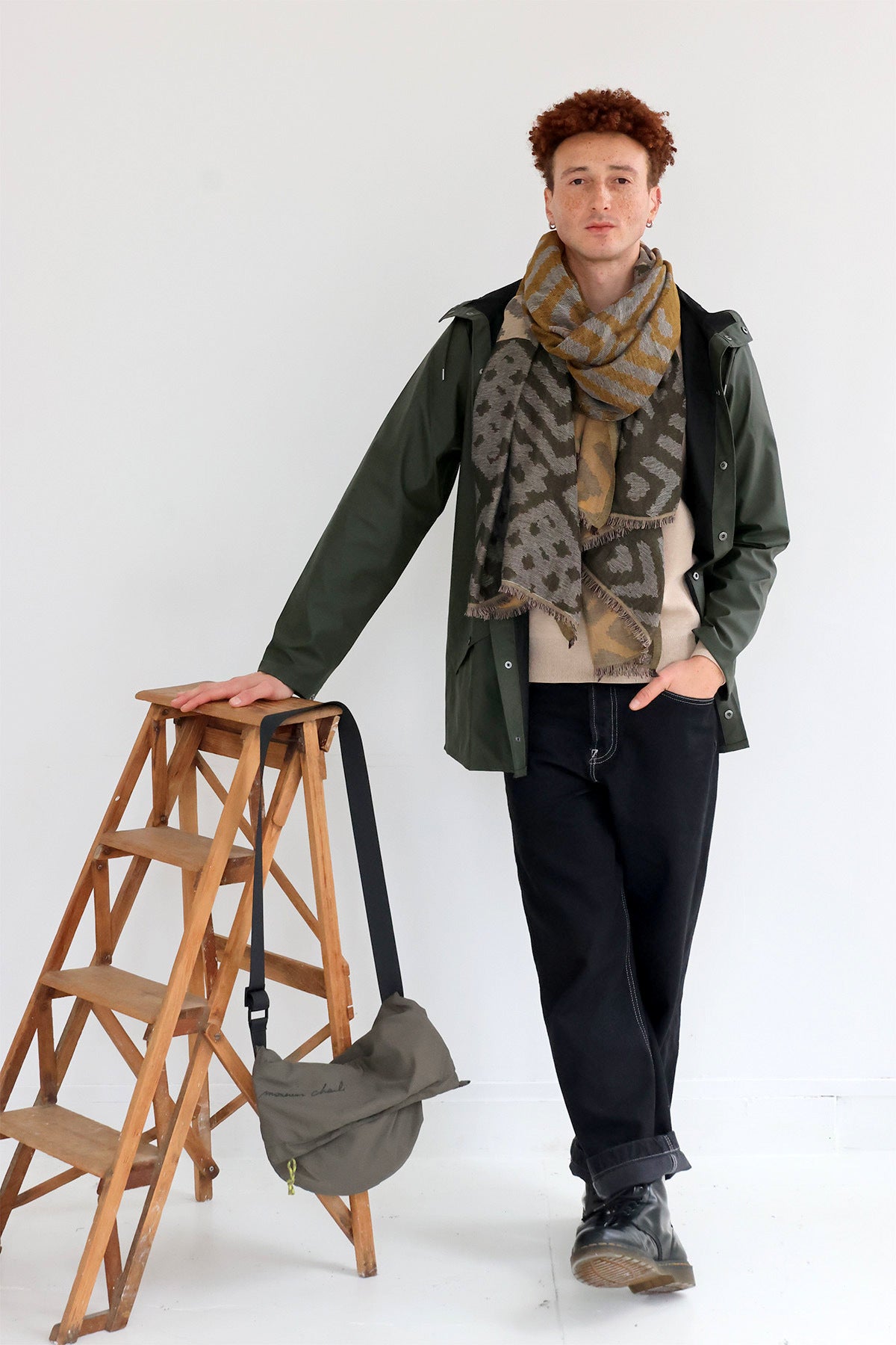 Un homme qui porte une écharpe Monsieur Charli