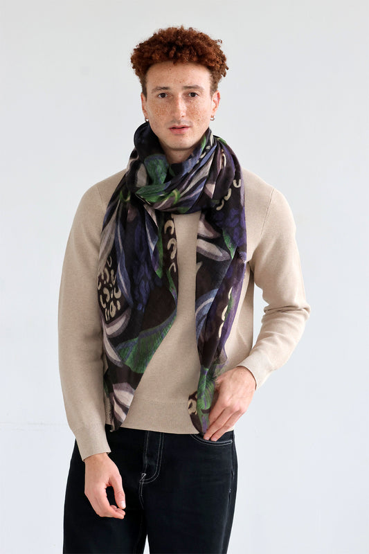 UN HOMME UI PORTE UN FOULARD MONSIEUR CHARLI 