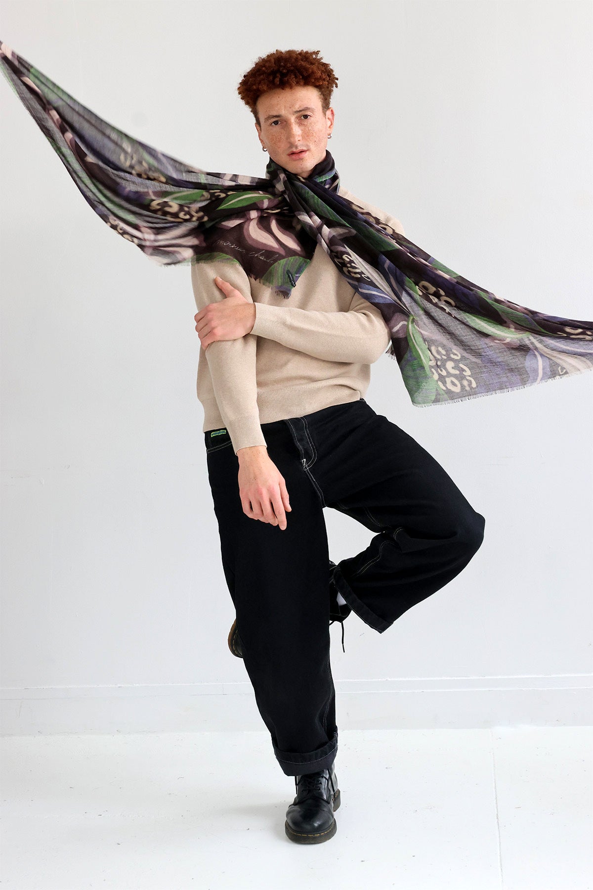 UN HOMME UI PORTE UN FOULARD MONSIEUR CHARLI 