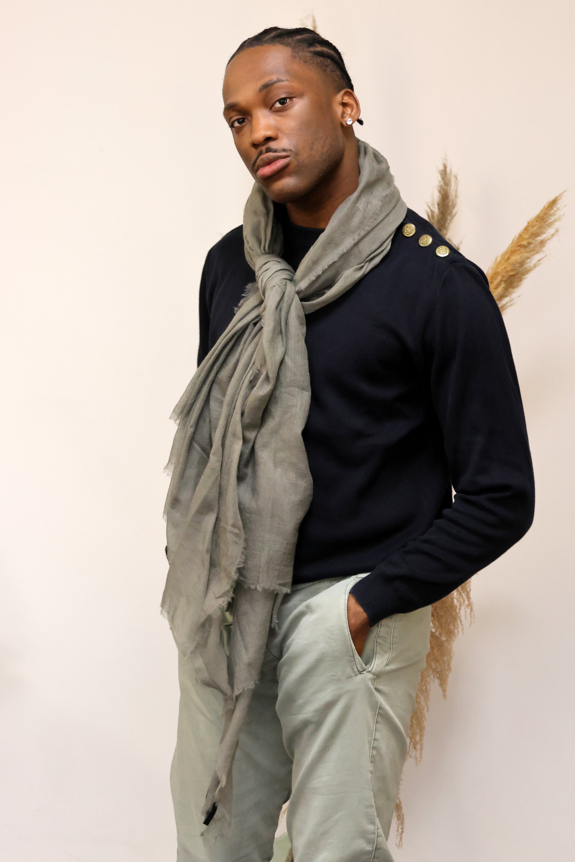 un homme qui porte le foulard Ruben 
