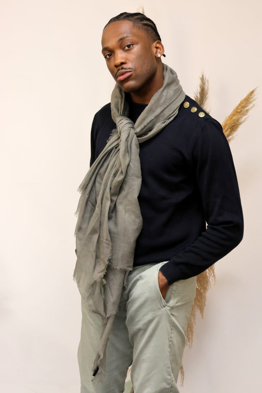 un homme qui porte le foulard Ruben 