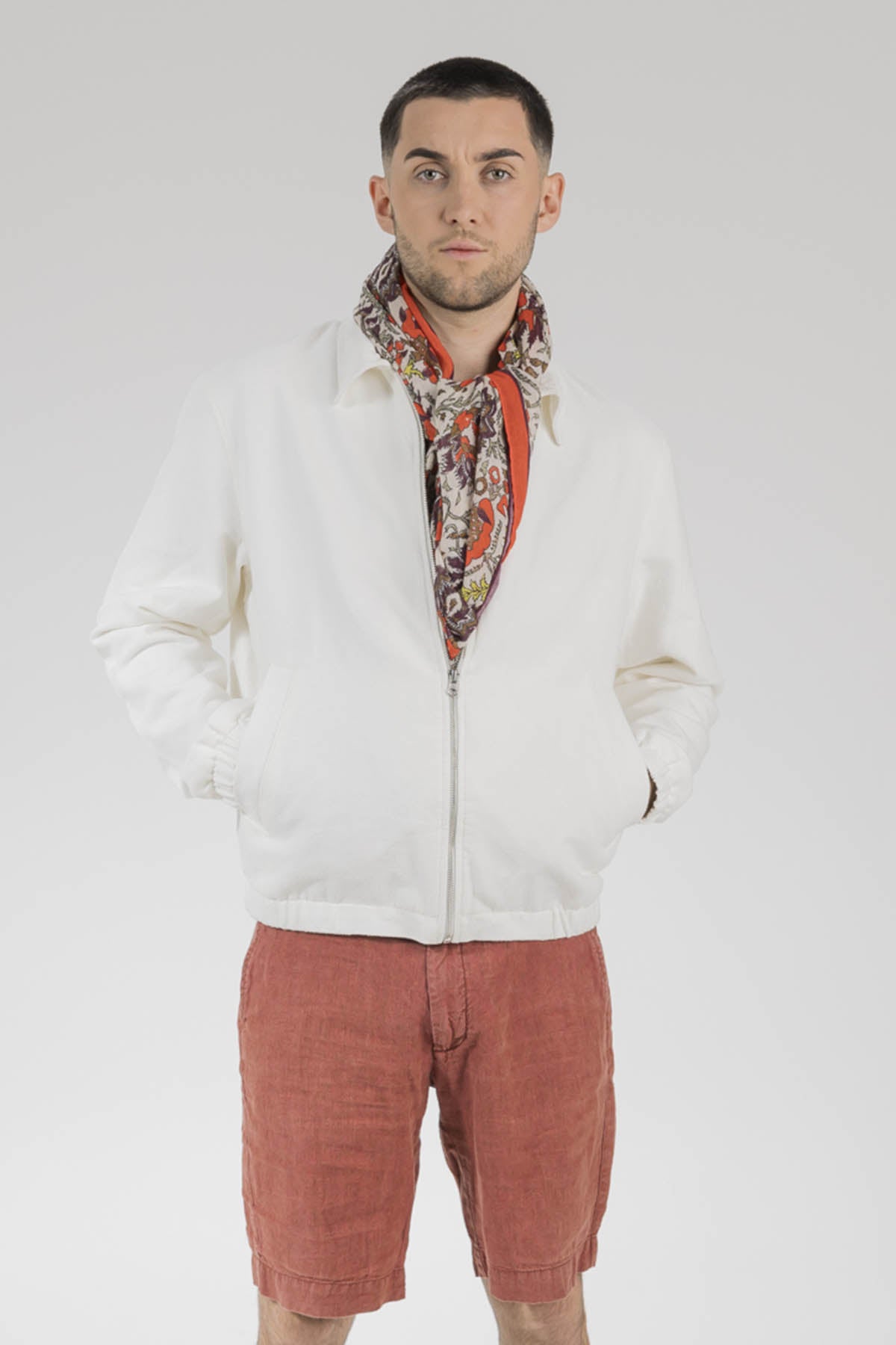 Un homme qui porte le chèche SANTI