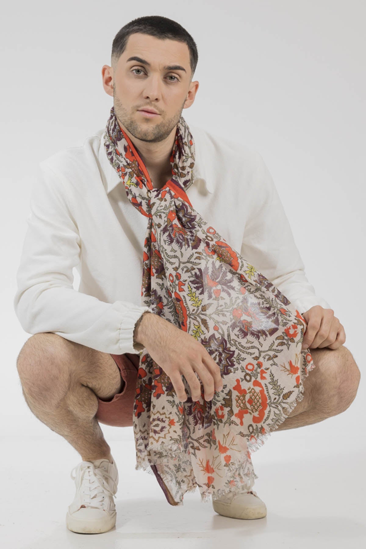 Un homme qui porte le chèche SANTI