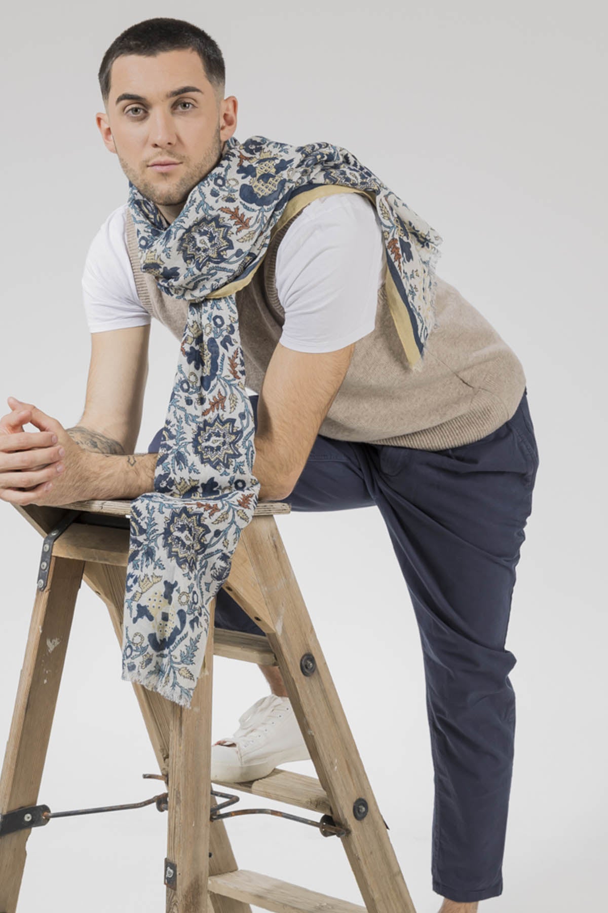 Un homme qui porte le chèche SANTI