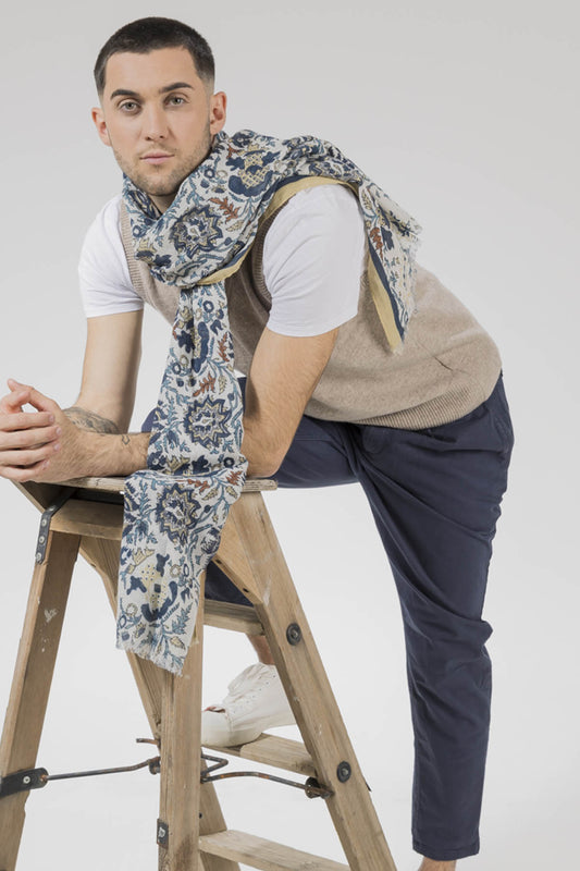 Un homme qui porte le chèche SANTI