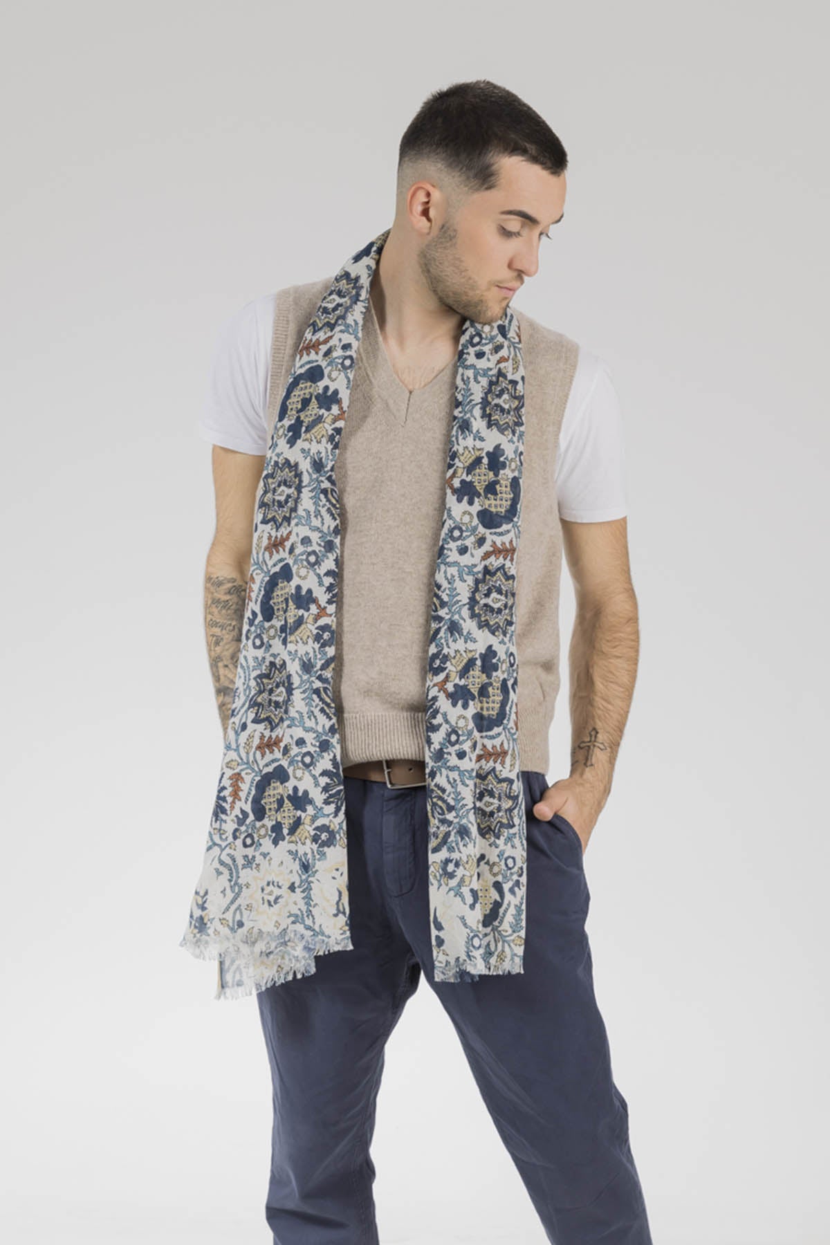 Un homme qui porte le chèche SANTI