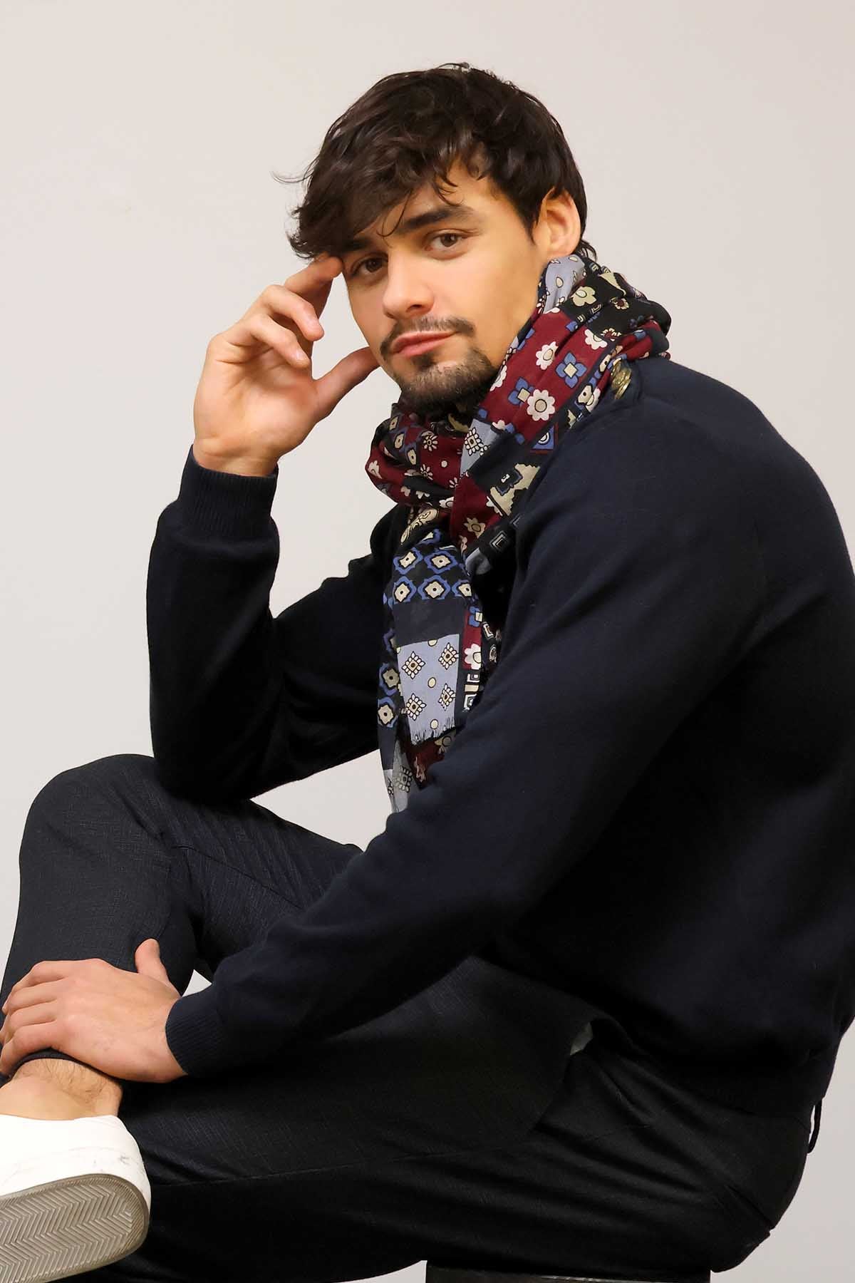 un homme qui porte un cheche en coton