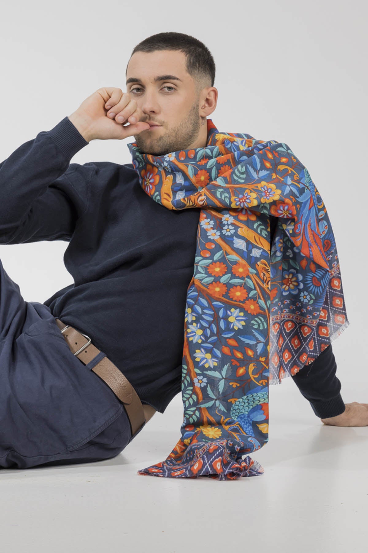 Un homme qui porte un chèche signé Monsieur Charli 