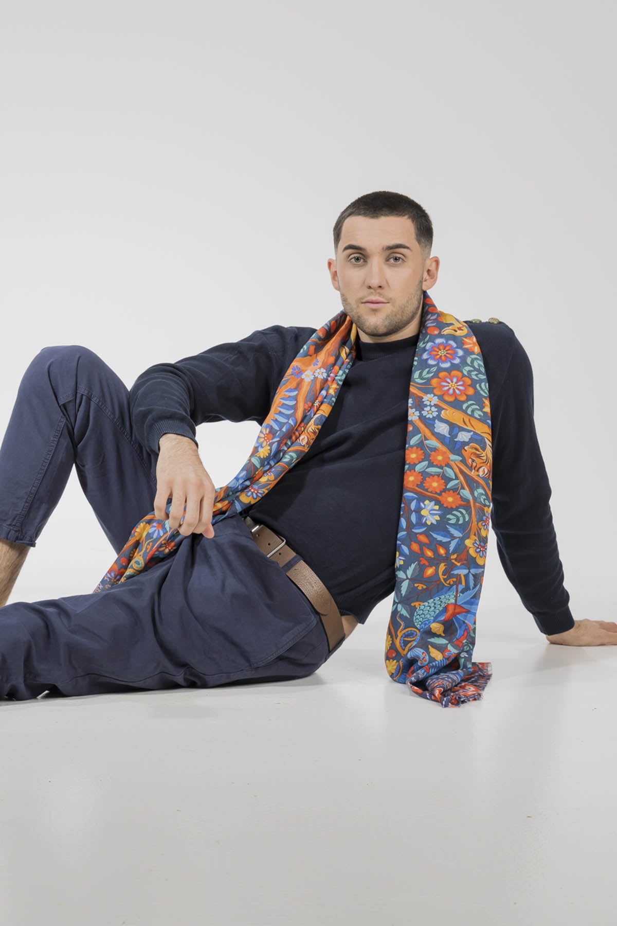 Un homme qui porte un chèche signé Monsieur Charli 