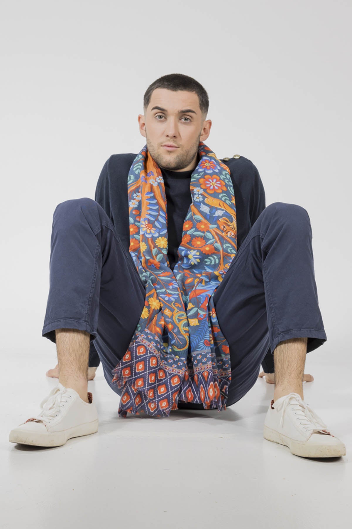 Un homme qui porte un chèche signé Monsieur Charli 